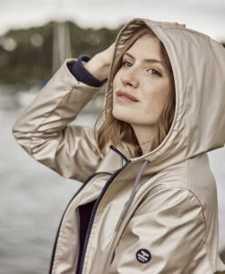 Ciré Beige Doré Femme -Vetements Simples Magasin prod 10614 imper cire beige dore fecirec 666x812 fc7ea0111e0b