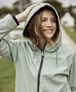 Ciré Vert Amande Femme -Vetements Simples Magasin prod 10619 imper cire vert pale fecirec 666x812 fc7ea0111e0b