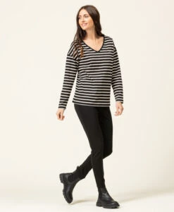 T-shirt Rayé Noir Femme Manches Longues Col V -Vetements Simples Magasin prod 7993 tee shirt ml fond noir raye naturel tsuki 666x812 fc7ea0111e0b