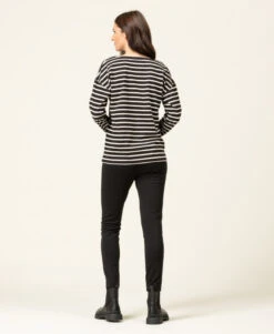 T-shirt Rayé Noir Femme Manches Longues Col V -Vetements Simples Magasin prod 7994 tee shirt ml fond noir raye naturel tsuki 666x812 fc7ea0111e0b