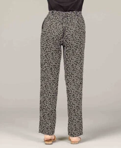 Pantalon Fluide Imprimé En Viscose 6 Pantalon Fluide Imprimé En Viscose -Vetements Simples Magasin prod 9979 pantalon imprime fond noir pyrene 666x812 fc7ea0111e0b